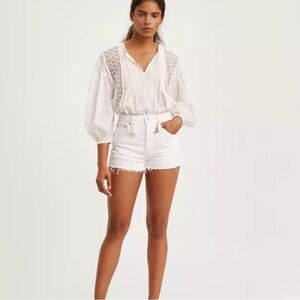 Levi’s white Jean short 501